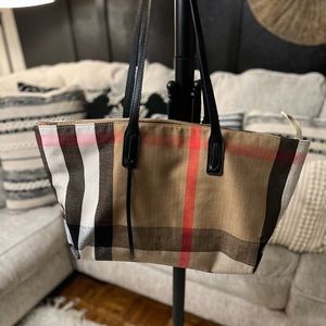 Like-new nova check tote